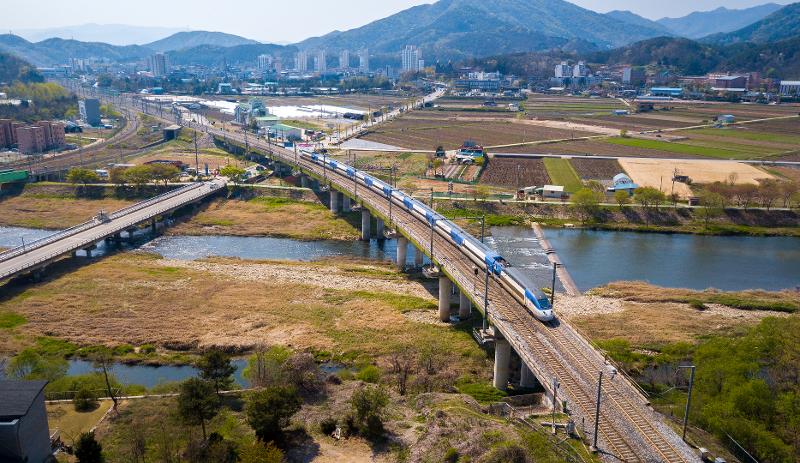 The Ministry of Land, Infrastructure and Transport will transfer domestic road and rail technology to Laos and Mongolia. This is an aerial view of a Korea Train eXpress (KTX) trail. (Korea Railroad Corp.)