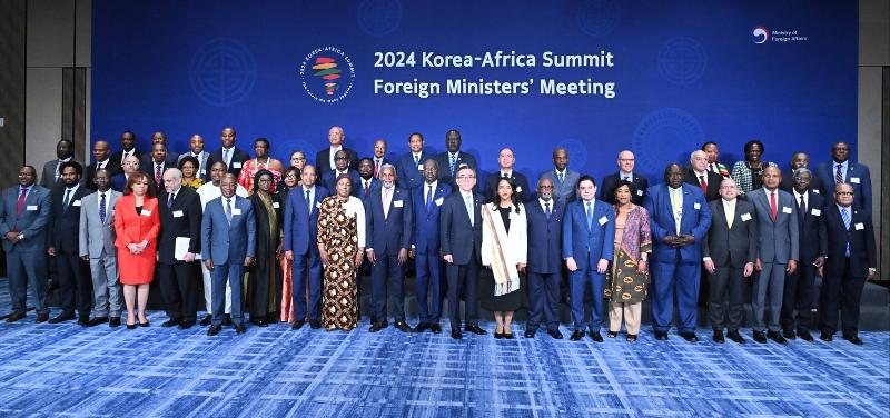 Minister of Foreign Affairs Cho Tae-yul (10th from left in front row) and Mauritanian Minister of Foreign Affairs Salem Ould Merzoug (11th from left in front row) on June 2 held a Korea-Africa Summit Foreign Minister's Meeting at the hotel Four Seasons in Seoul's Jongno-gu District. (Ministry of Foreign Affairs)