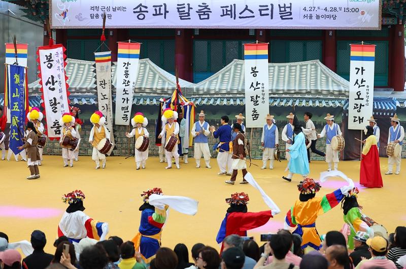 The Korea Heritage Service and Korea Heritage Agency this month will jointly host public demonstrations and events featuring national intangible cultural heritage nationwide. Shown is a street parade on May 28 of the Songpa Mask Dance Festival in Seoul's Songpa-gu District. (Yonhap News)  