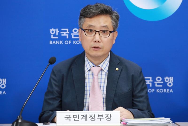 Choi Jung-tae, head of the national accounts coordination team of the Bank of Korea's Economic Statistics Department, on June 5 speaks at a briefing on this year's quarterly results of the first revision of national income (provisional) and accounts as of 2020 at the bank's headquarters in Seoul's Jung-gu District. (Bank of Korea)