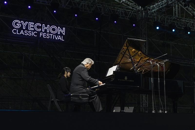 The Gyechon Classic Festival from May 31 to June 2 was held at Gyechon Classic Park in Pyeongchang-gun County, Gangwon-do Province. Shown is pianist Paik Kun-woo on May 31 performing at the event. 