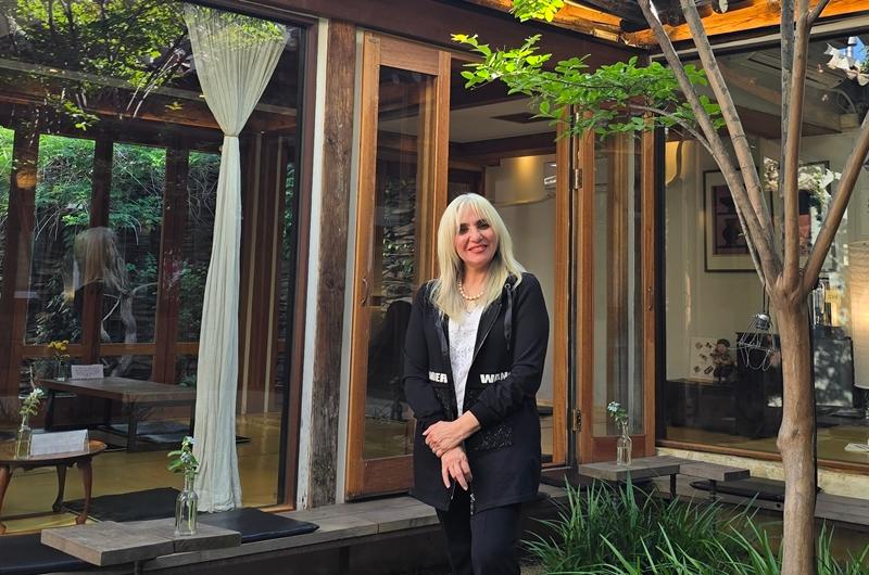Lamiaa Zayed, chairman of the board of Cairo Opera House, arrived in Korea on May 27 for a seven-day stay under the K-Fellowship of the Ministry of Culture, Sports and Tourism. Shown is Zayed in front of a Hanok (traditional house). .