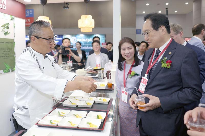 Minister for Trade Cheong In-kyo on June 11 visits a booth at this year's International Food Industry Exhibition, aka Seoul Food 2024, at the Korea International Exhibition Center, aka KINTEX, in Goyang, Gyeonggi-do Province. (Ministry of Trade, Industry and Energy)