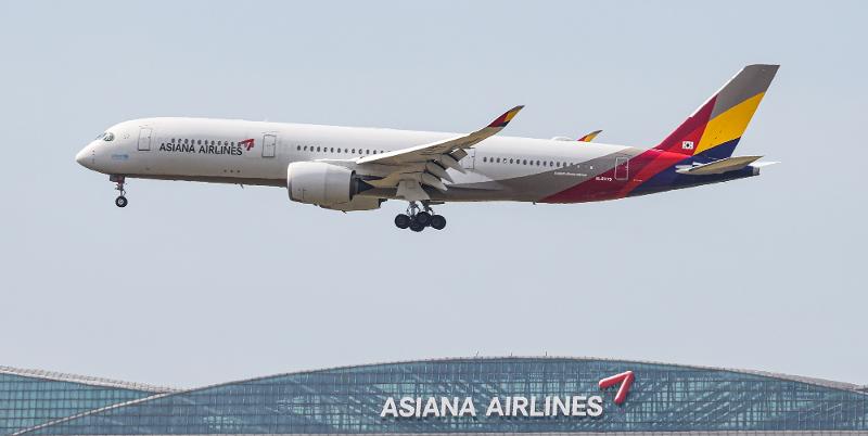 Four leading domestic oil refiners -- S-Oil, Hyundai Oilbank, SK Innovation and GS Caltex -- are speeding up their entries into the sustainable aviation fuel market. (Yonhap News) 