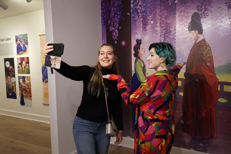 The Ministry of Culture, Sports and Tourism along with the Korea Creative Content Agency will host an exhibition of domestic comics and webtoons in six countries across Southeast Asia and Europe. Shown are two visitors in September last year taking a selfie at an exhibition held at the Korean Cultural Center (KCC) in Washington to mark the 70th anniversary of the Seoul-Washington bilateral alliance. (KCC in Washington's official Facebook account)