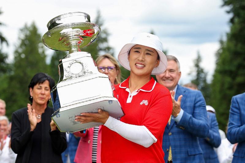 Yang Hee-young, aka Amy Yang, on June 24 hoists her trophy after winning the KPMG Women's PGA Championship, the third major of this season's U.S. LPGA Tour, at Sahalee Country Club in Samammish, Washington. (Yonhap News)