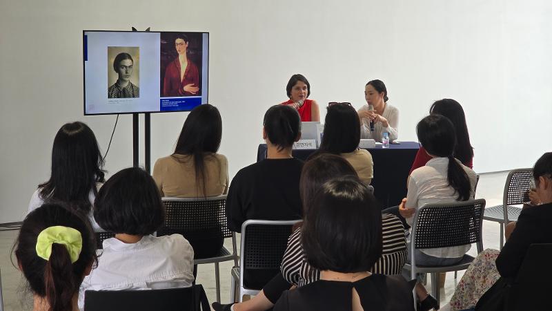 Frida Kahlo Museum Director Perla Labarthe Alvarez on June 5 gives a lecture to curators at the National Museum of Modern and Contemporary Art, Korea in Seoul's Jongno-gu District. (Ministry of Culture, Sports and Tourism)