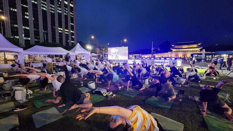 Hundreds of participants on the opening day of the event 