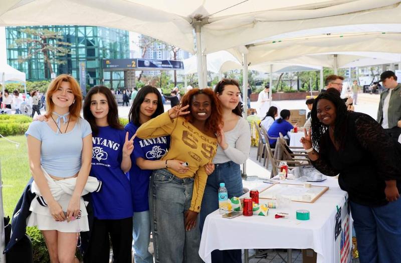 The number of immigrants last year showed the second-highest rise among member countries of the Organisation for Economic Co-operation and Development. Shown are international students in June at the Hanyang Global Fair hosted by Hanyang University’s Seoul campus in the city's Seongdong-gu District. (Hanyang's official Facebook page)  