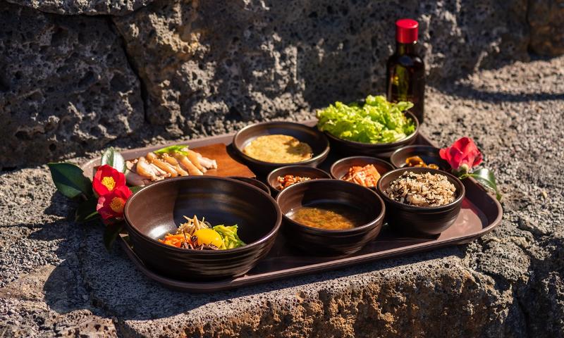 Dongbaek and Sehwa, two leading tourism villages of the town tourism brand Kareum Stay on Jeju Island, have been selected as excellent examples of global gastronomy tourism. Shown is food made with ingredients grown in Dongbaek. (Jeju Tourism Organization) 