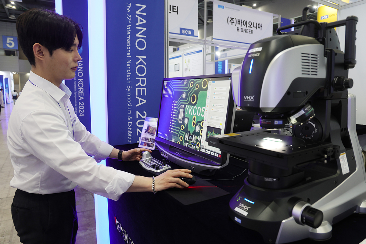 An ultra-high resolution digital microscope on July 3 is displayed at Nano Korea, an international nanotechnology symposium and integrative exhibition, at the Korea International Exhibition Center, aka KINTEX, in Goyang, Gyeonggi-do Province. 