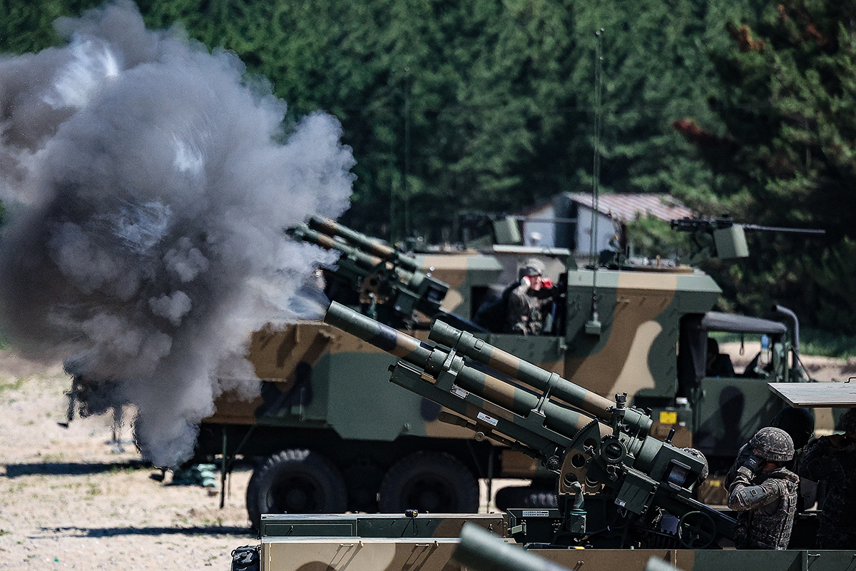 A soldier of the Republic of Korea Army's 50th Infantry Division on the afternoon of July 4 fire Poongik, a 105-mm wheeled self-propelled howitzer, in a maritime artillery firing drill at Hwajin Training Center in Songna-myeon Township of Pohang, Gyeongsangbuk-do Province. 