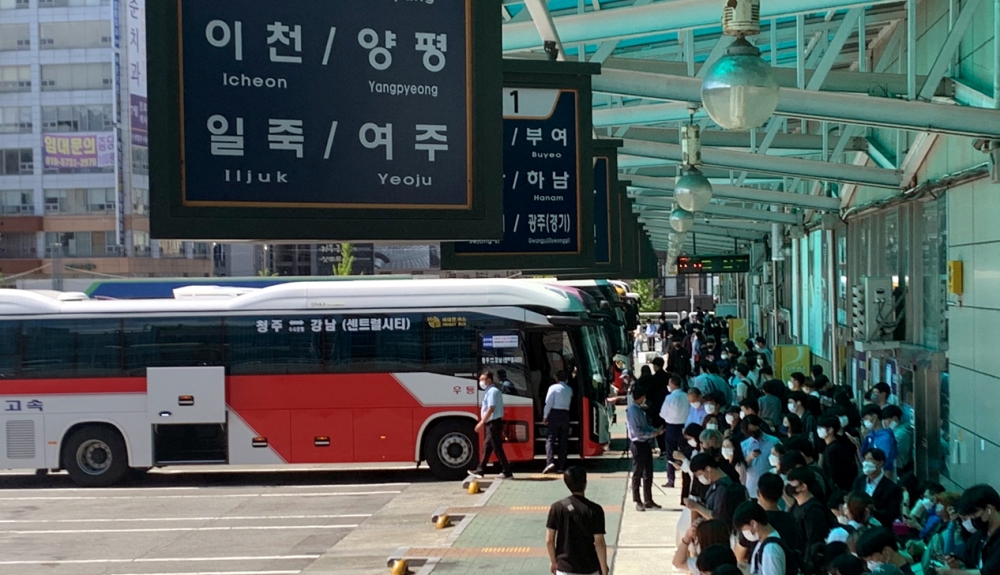 To promote the use of intercity buses by foreign passengers and raise their convenience, such travelers can make online reservations for tickets and use international credit cards for buying tickets. Shown is Cheongju Intercity Bus Terminal in Heungdeok-gu District of Cheongju, Chungcheongbuk-do Province. (Yonhap News) 