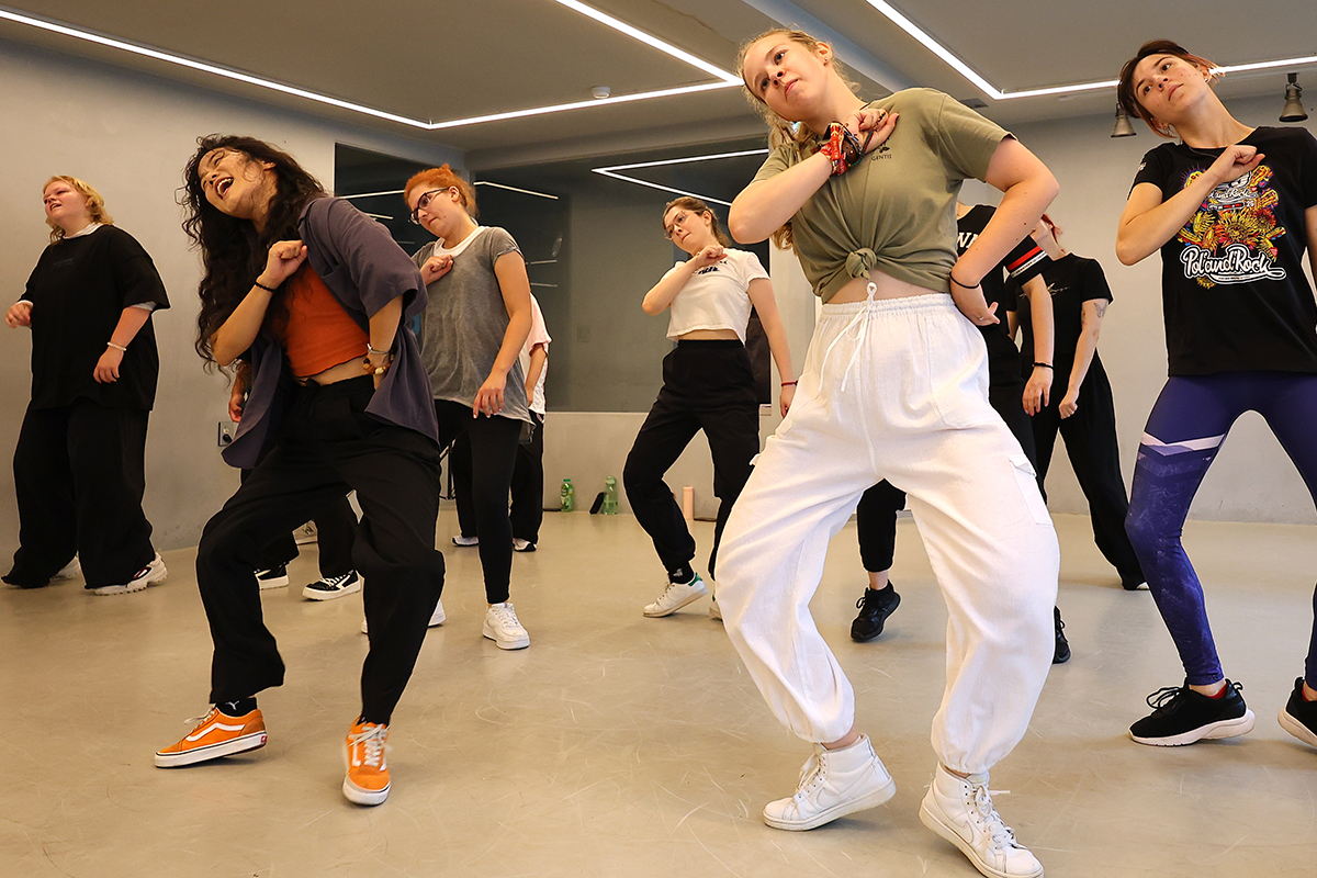 Thirty-seven university students from nine countries including Switzerland, the U.K. and Belgium on July 16 learn K-pop dance at Dance Up Academy in Busan's Geumjeong-gu District. 