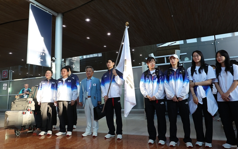 The main contingent of the national Summer Olympics team on the afternoon of July 20 arrives at Terminal 2 of Paris Charles de Gaulle Airport in the French capital. (Yonhap News)