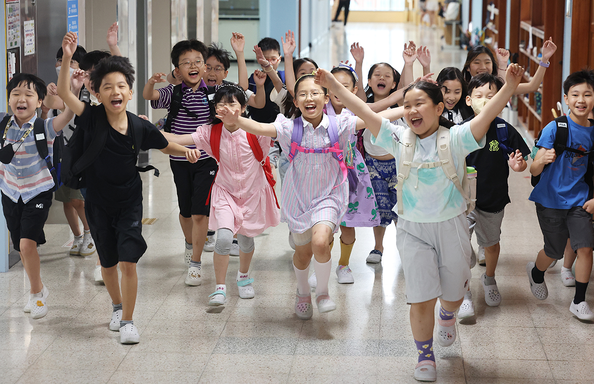Students at Shinpoong Elementary School on July 23 rejoice after their summer vacation ceremony in Yeongtong-gu District of Suwon, Gyeonggi-do Province. 