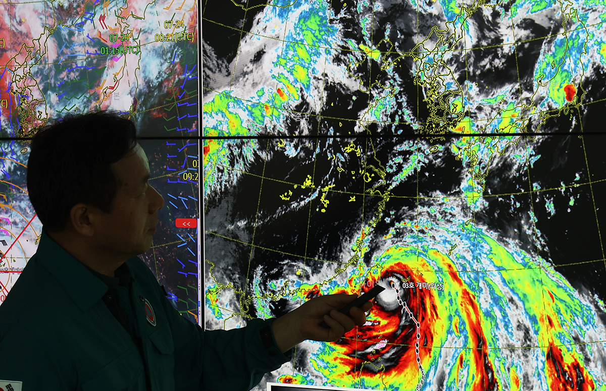 A meteorologist from the Korea Meteorological Administration's office in Gweonseon-gu District of Suwon, Gyeonggi-do Province, on July 23 explains the movement of Typhoon Gaemi, which could be heading for Korea. 
