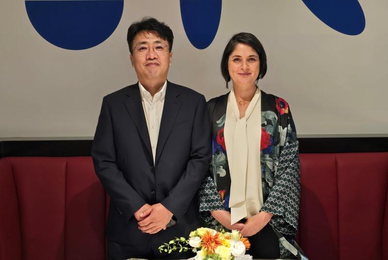 Perla Labarthe Alvarez, director of the Frida Kahlo Museum in Mexico, visited Korea from June 4-10. Shown is Alvarez taking a photo with Kim Jae-hyun, director-general of the Ministry of Culture, Sports and Tourism's International Cultural Affairs Bureau, after their meeting at the ministry's International Cultural Affairs and Public Relations Office in Sejong. 