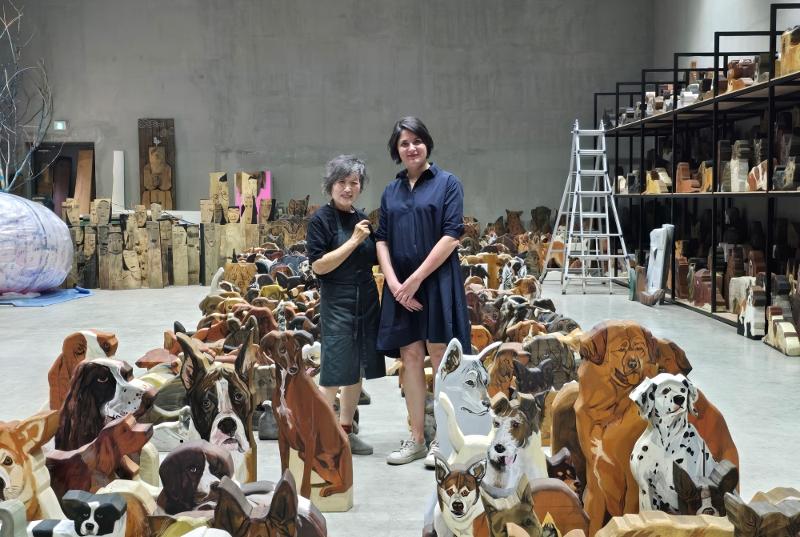 Frida Kahlo Museum Director Perla Labarthe Alvarez (right) on June 6 takes a photo with artist Yun Suknam at the latter's studio in Hwaseong, Gyeonggi-do Province. (Ministry of Culture, Sports and Tourism)