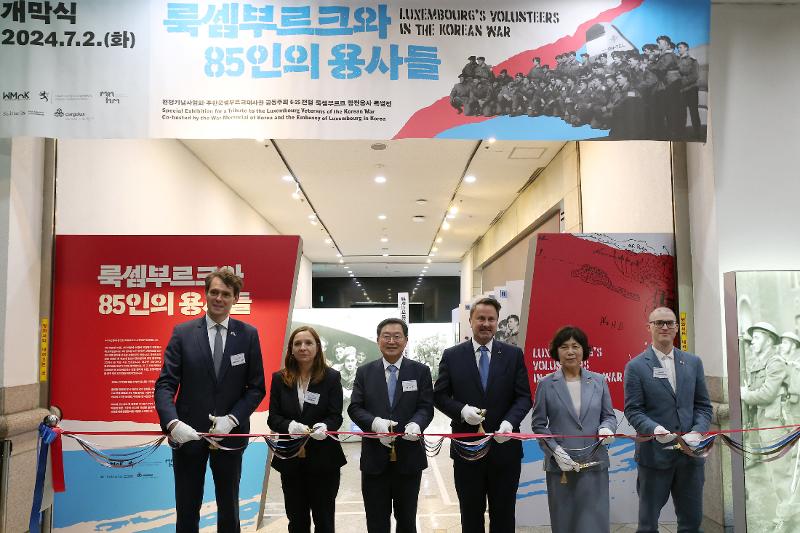HIgh-ranking officials from Korea and Luxembourg including Luxembourg Deputy Prime Minister and Minister of Foreign Affairs Xavier Bettel (third from right) and Minister of Patriots and Veterans Affairs Kang Jung-ai (second from right) pose for photos while cutting the ribbon to open the exhibition 