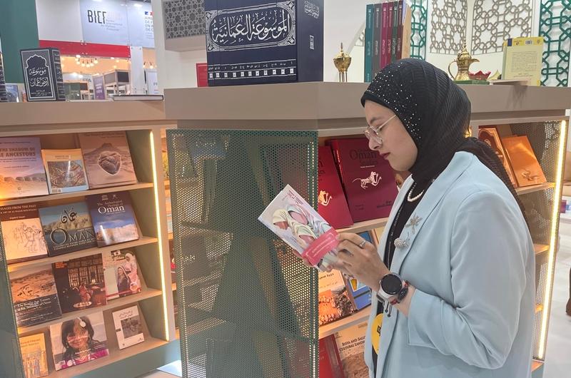 A visitor on June 29 looks at the Korean-language version of Jokha Al Harthi's 2010 novel 