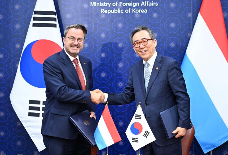 Minister of Foreign Affairs Cho Tae-yul (right) on July 3 shakes hands with Luxembourg Deputy Prime Minister and Minister of Foreign Affairs and Foreign Trade Xavier Bettel at the Korean ministry's compound in Seoul's Jongno-gu District. (Ministry of Foreign Affairs) 