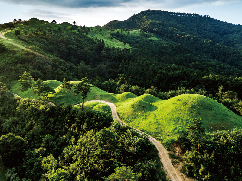 Jisandong Ancient Tombs in Goryeong-gun County, Gyeongsangnam-do Province, are designated a UNESCO World Heritage. (World Heritage Nomination Office for Gaya Tumuli) 