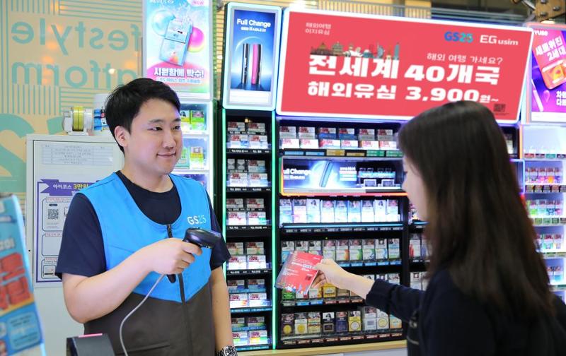 The convenience store chain GS25 on July 10 said that along with domestic mobile virtual network operator Code Mobile, it is selling the EG SIM for Foreign Travel usable in 40 countries. Shown is a customer purchasing the USIM card at a GS25 branch (GS Retail)