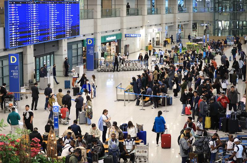 The number of foreign nationals last year who entered the country to look for work hit 173,000, the second-highest figure in history. Shown is the arrival hall of Incheon International Airport's Terminal 1 in March 2023. 