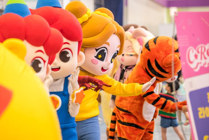 The 2024 Character Licensing Fair, the nation's largest event for licensing content intellectual property, will run from July 18-21 at COEX Mall in Seoul's Gangnam-gu District. Shown is a parade of characters at last year's fair in July 2023 at the same venue. (Fair's official website) 