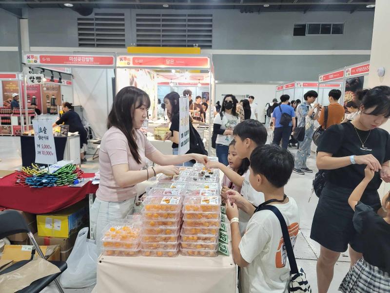 ▲ 19일 서울 양재 aT센터 제1전시장에서 개막한 ‘K-푸드페스타 2024’에서 한과를 맛보는 어린이들.