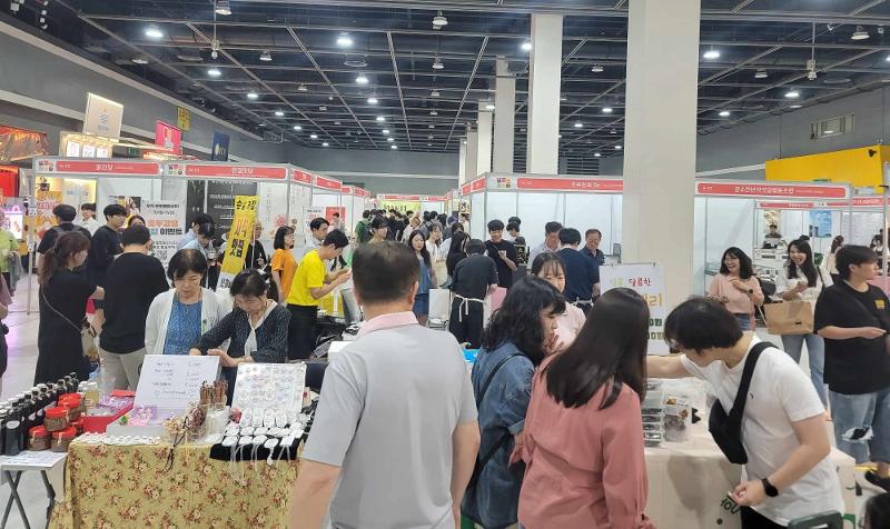 Visitors to this year's K-Food Festa on July 19 look around at Exhibition Hall I of aT Center in the Yangjae-dong neighborhood of Seoul's Seocho-gu District. 