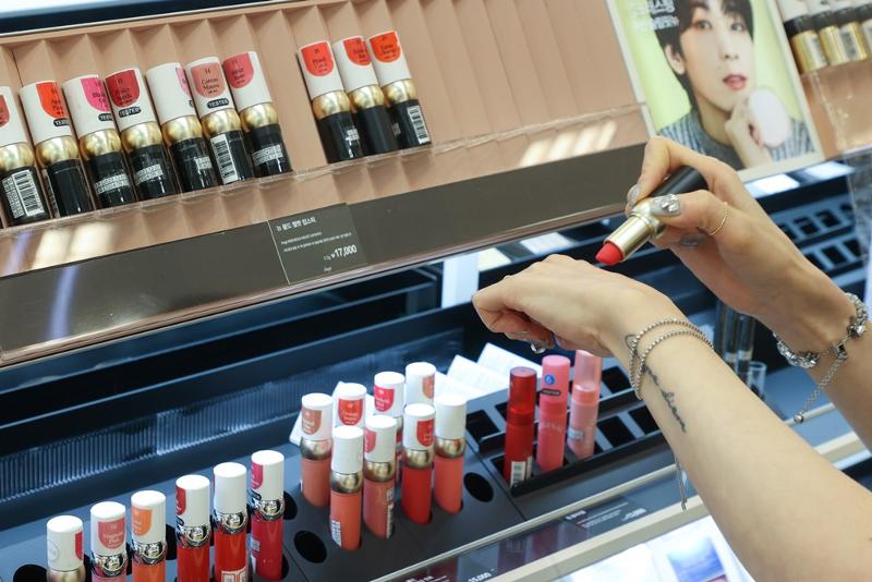 The Korea Customs Service on July 22 said cosmetic exports to Japan in the first half of this year reached USD 480 million (KRW 66.8 billion), a 21.5% jump from the same period last year. Shown is a lipstick display on July 17 at a hypermarket in Seoul. (Yonhap News) 