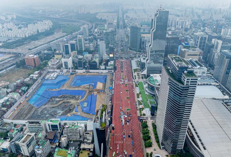The Ministry of Land, Infrastructure and Transport on July 23 in a meeting of economy-related ministers announced a plan to support investment and development projects abroad to secure construction projects overseas worth KRW 69 trillion by 2027. Shown is the construction site of Global Business Complex in Seoul's Gangnam-gu District. (Yonhap News)