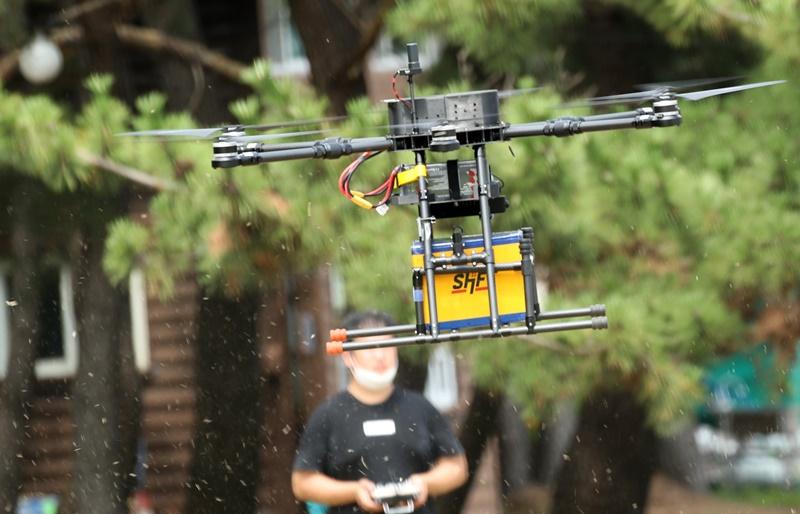 The Ministry of Land, Infrastructure and Transport will launch the K-drone delivery service next month using devices like the one shown delivering food. (Gangwon State's official Facebook page)
