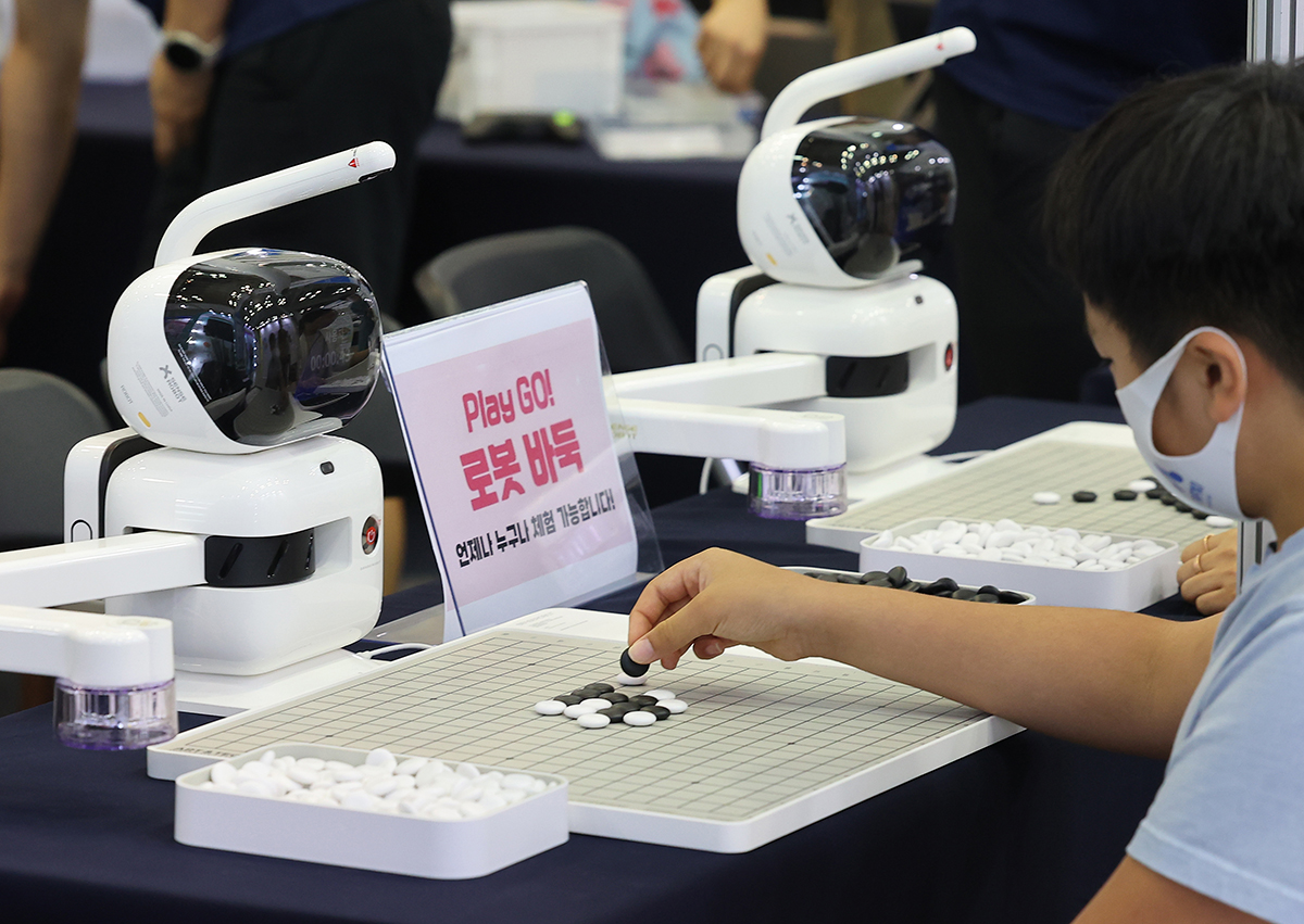 A child plays go on Aug. 16 against a robot at the 2024 Busan Children's Exhibition held at the Second Exhibition Hall of the Busan Exhibition and Convention Center, or BEXCO.