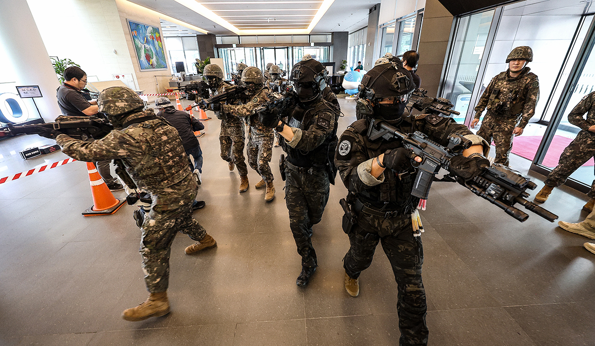 Personnel from the Republic of Korea Army's 50th Infantry Division and Special Operation Unit of the Korean National Police Agency on Aug. 19 hold a counterterrorism drill on the first day of the joint Korean-U.S. military exercise Ulchi Freedom Shield at IM Bank's headquarters in Daegu's Suseong-gu District. The public and private sectors, military, police and firefighters all took part in this exercise. 