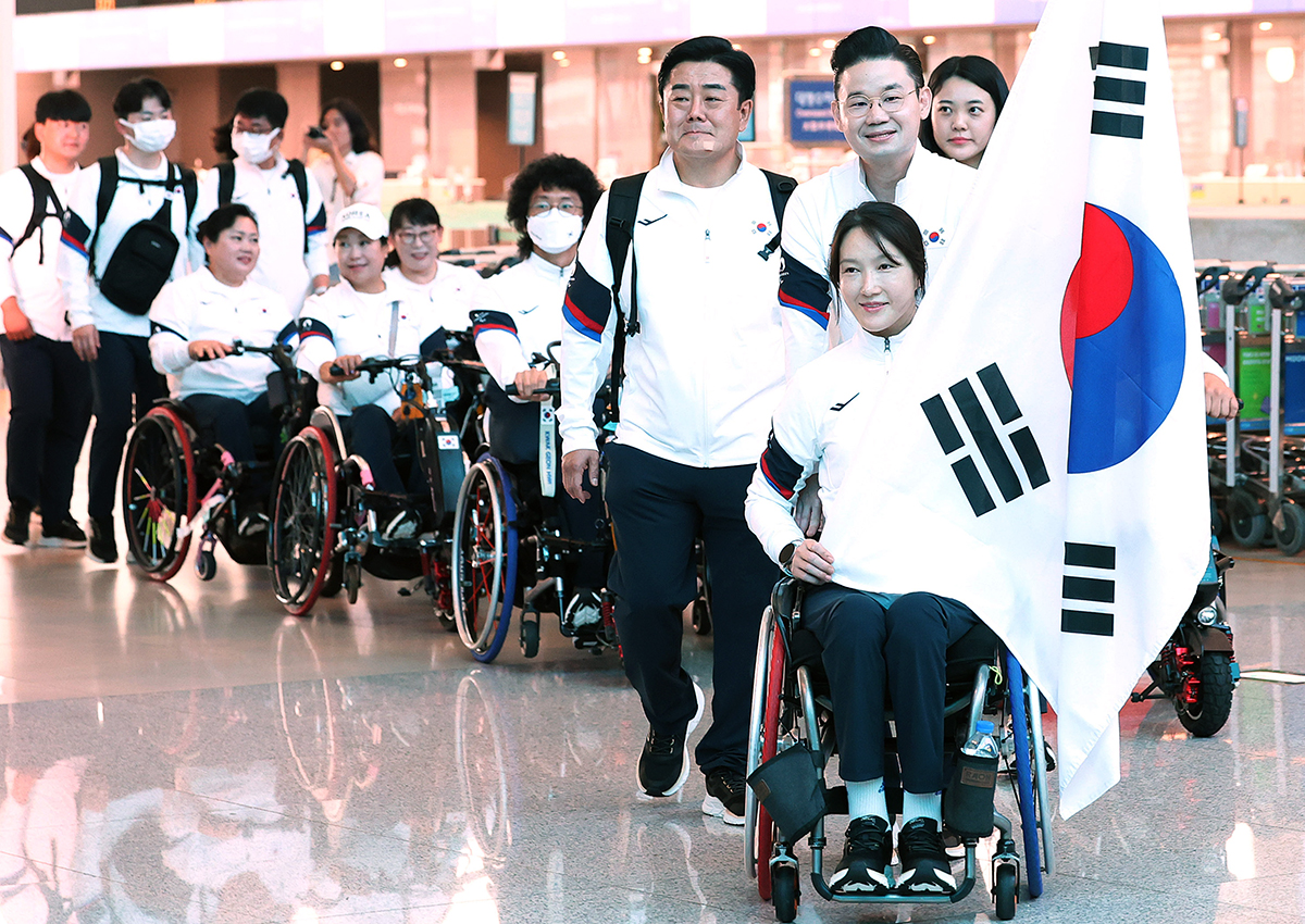 The Korean Paralympics squad departed from Incheon International Airport on Aug. 21 to participate in the Paris 2024 Paralympics. The squad is composed of 83 athletes who will participate in 17 events, and 94 executive board members.