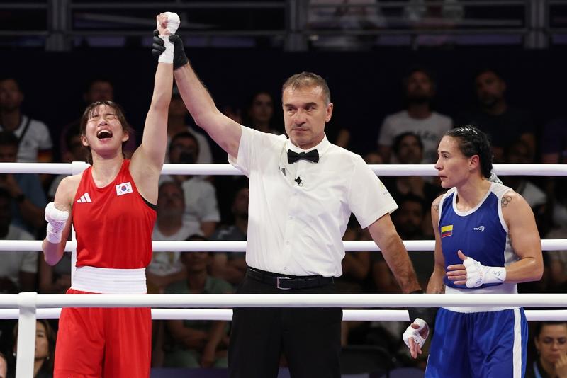 Im Aeji shouts for joy on Aug. 1 after winning the 54-kg quarterfinals in women's boxing of the Paris Summer Olympics against Colombian counterpart Yeni Marcela Arias Castaneda at Paris North Arena. (Yonhap News)