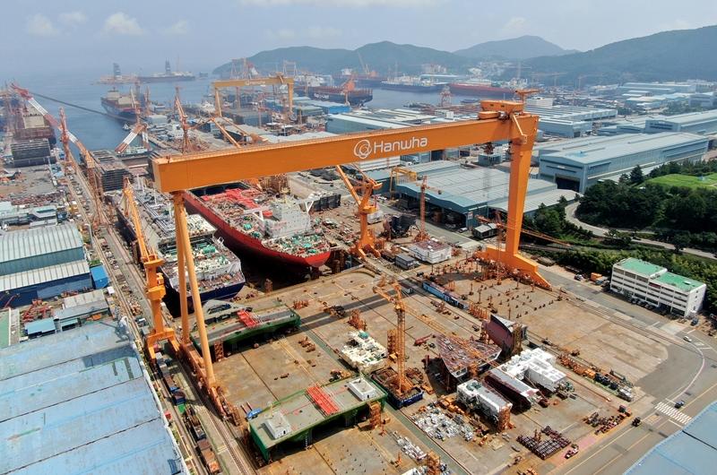The government and Indonesia have agreed to jointly develop outstanding human resources in shipbuilding in Indonesia for deployment to shipbuilding sites in Korea. Shown is Hanwha Ocean's shipyard in Geoje, Gyeongsangnam-do Province. (Hanwha Ocean)  