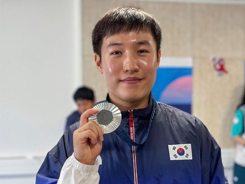 Cho Yeongjae on Aug. 5 shows his silver medal in the 25-m rapid fire event at the Chateauroux Shooting Centre in Chateauroux, France.