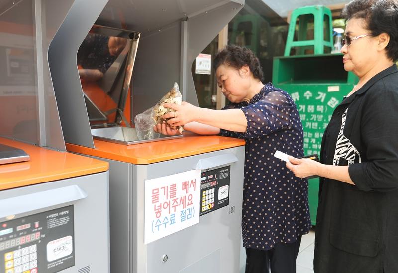 A leading American daily has praised Korea for recycling 98% of its food waste.