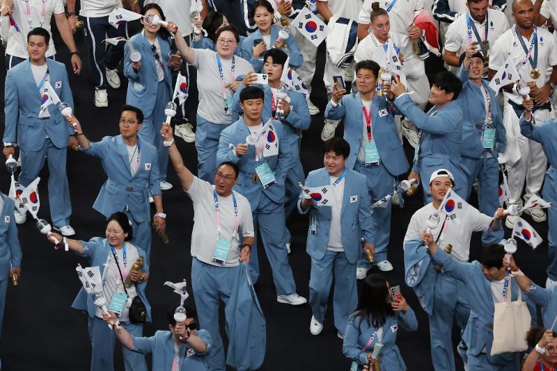 Members of the national Olympic team on Aug. 11 enter the venue of the closing ceremony for the Paris Summer Olympics at the Stade de France. 