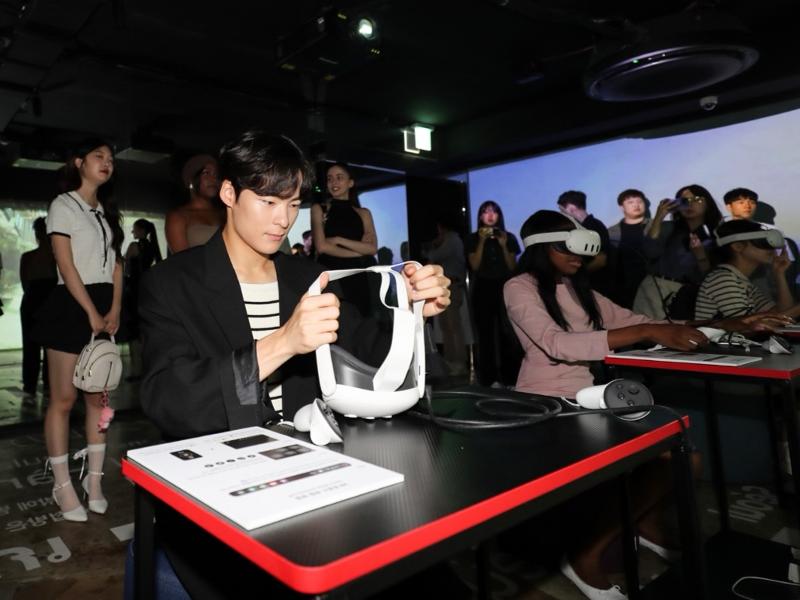 Actor Song Geon-hee on Aug. 12 experiences a K-drama through virtual reality at the opening ceremony of the exhibition K-Drama Spotlight at Gallery Ganghwa in Seoul's Jongno-gu District. (Korea Tourism Organization)
