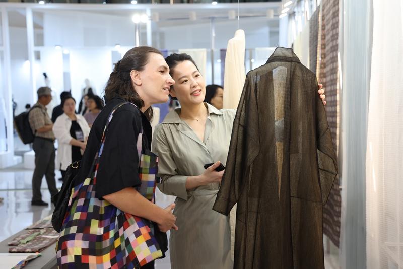 Visitors to this year's Hanbok Expo on Aug. 9 look at a display of the traditional clothing at Art Hall of Dongdaemun Design Plaza in Seoul’s Jung-gu District. (Ministry of Culture, Sports and Tourism) 