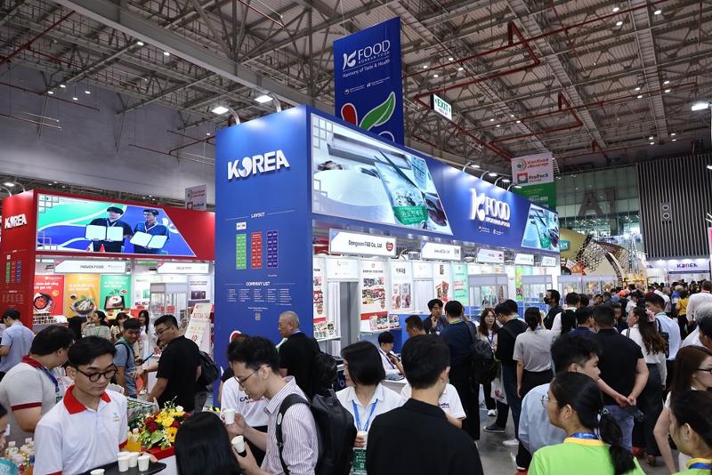 The Ministry of Agriculture, Food and Rural Affairs and Korea Agro-Fisheries and Food Trade Corporation (aT) participated in Vietfood and Beverage 2024, a festival of food and drinks held in Ho Chi Minh City, Vietnam, from Aug. 8-10, promoting Korean dishes. Shown above are visitors in front of the K-Food (Korean Food) booth at the festival. (aT)   