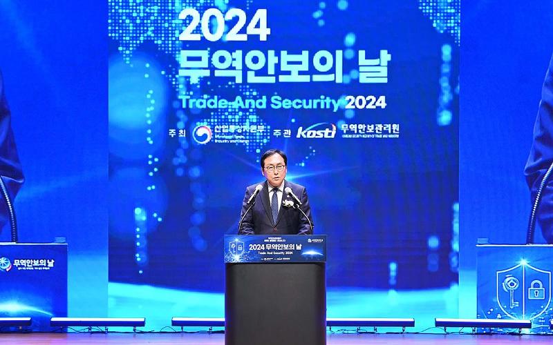 Minister for Trade Cheong Inkyo on Aug. 23 gives the welcoming speech at an event marking Trade and Security Day at COEX Mall in Seoul's Gangnam-gu District. (Ministry of Trade, Industry and Energy)