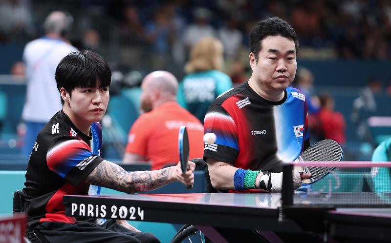 The men's table tennis team of Jang Youngjin (left) and Park Sungjoo on Aug. 29 play Rob Davies and Thomas Matthews of the U.K. at South Paris Arena in the quarterfinals of the Paris Summer Paralympics. (Korea Paralympic Comm 