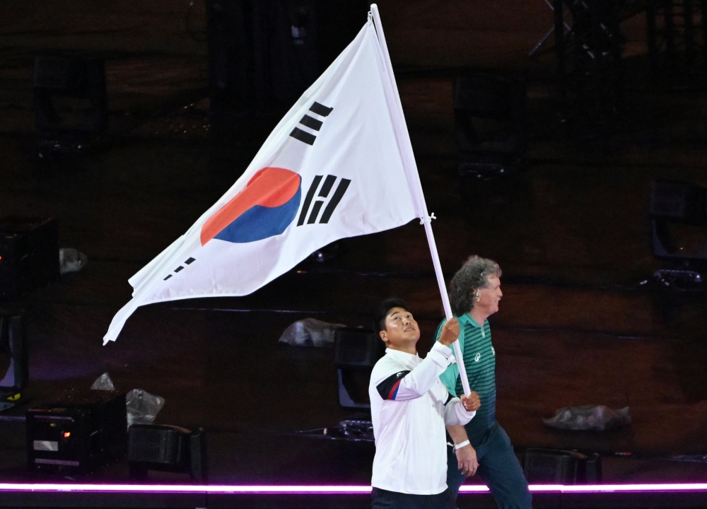 Choi Yong Beom, a para canoe competitor and the flagbearer of the national team, on Sept. 8 enters Stade de France in Saint-Denis, a northern suburb of Paris, holding the Korean national flag Taegeukgi at the closing ceremony of the Paris Summer Paralympics.  