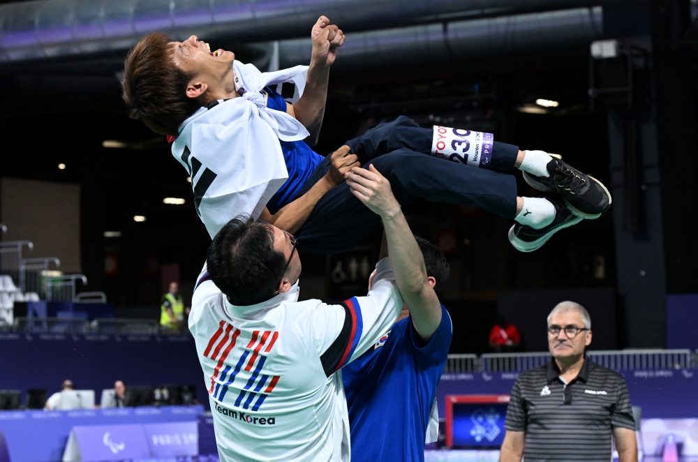 Jeong Howon on Sept. 2 at South Paris Arena 1 receives a ceremonial tossing in the air after winning the men's individual boccia (BC3) at the Paris Summer Paralympics.